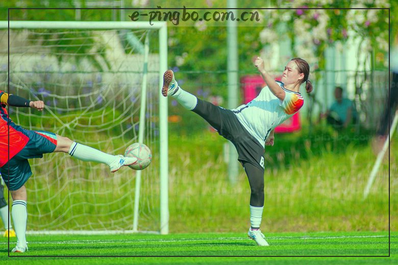 球迷振臂欢呼 绿茵场上激烈拼抢